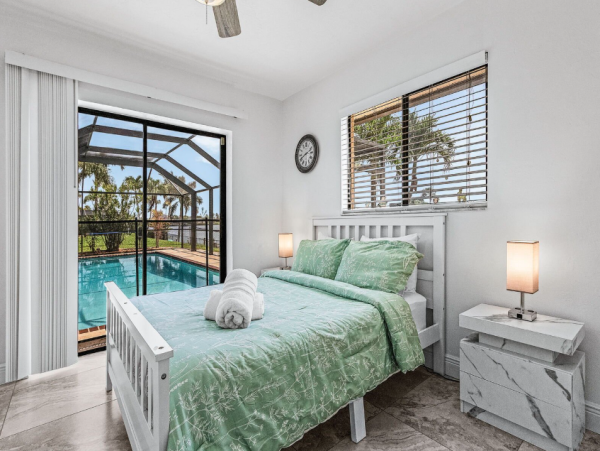 Luxurious Waterfront Vacation Home in Cape Coral